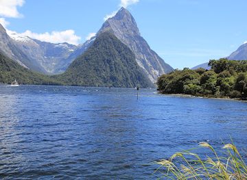 new-zealand/milford-sound/landmark/milford-sound-breakwater-walkway-lookout