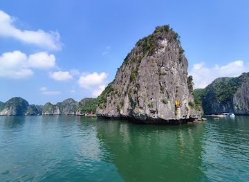 vietnam/cat-ba-island/landmark/bai-tam-van-boi