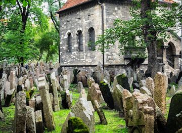 czechia/prague/josefov/landmark/old-jewish-cemetery