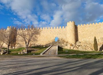 spain/avila/landmark/puerta-de-san-isidro-o-de-la-malaventura-en-la-muralla-de-avila