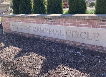 illinois/northwestern-illinois/landmark/veterans-memorial-circle