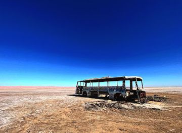 tunisia/the-chott-el-jerid/landmark/chott-el-djerid-s-abandoned-bus