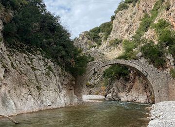 greece/thessaly/landmark/ancient-stone-bridge-over-leskovitiko-stream
