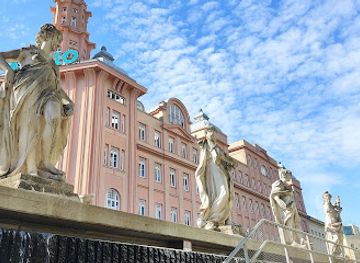 austria/vienna/mariahilf/landmark/giebelstatuen-des-lazanskyhauses