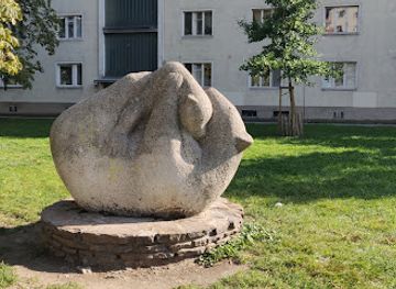 austria/vienna/brigittenau/landmark/barenstatue