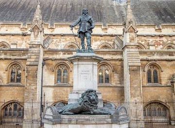 united-kingdom/windsor/landmark/statue-of-oliver-cromwell
