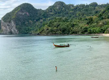 Garnet Beach (Charlie Beach)