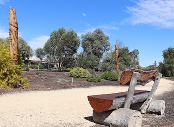 australia/riverland/landmark/tree-sculptures