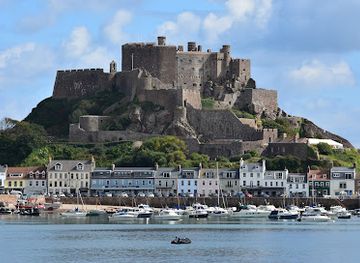 jersey/st-aubin-s-bay/landmark/mont-orgueil-castle