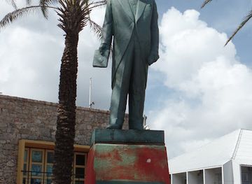 curacao/groot-kwartier/landmark/dr-efrain-jonckheer-statue