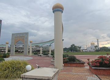 brunei/bandar-seri-begawan/kiulap/landmark/tugu-peringatan-cendera-kenangan