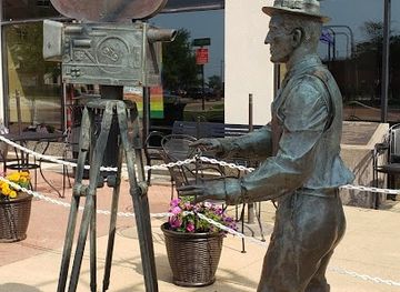 michigan/muskegon/landmark/buster-keaton-memorial-statue