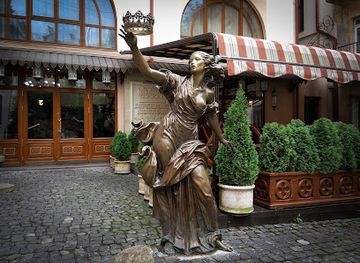 ukraine/lviv-region/landmark/skulptura-z-koronoyu