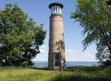 wisconsin/eastern-ridges-and-lowlands/landmark/asylum-point-lighthouse