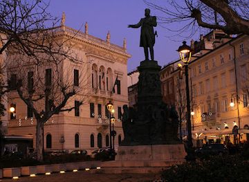 italy/trieste/landmark/statue-of-italo-svevo