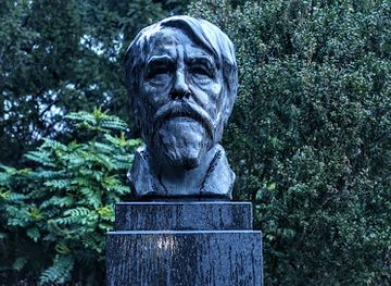 austria/vienna/wahring/landmark/arthur-schnitzler-memorial-statue