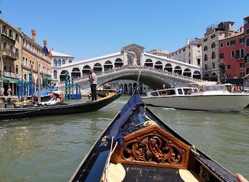 italy/venice/landmark/monumento-storico-a-carlo-goldoni