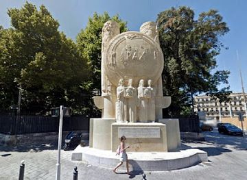 france/marseille/le-cours-julien/landmark/monument-commemoratif-au-roi-alexandre-ier-de-yougoslavie-et-a-louis-barthou