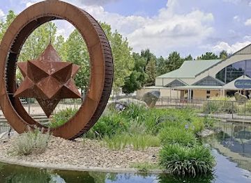 australia/canberra/landmark/canberra-walk-in-aviary