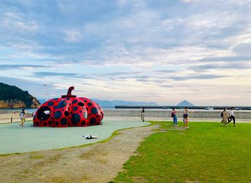 japan/naoshima-island/landmark/red-pumpkin