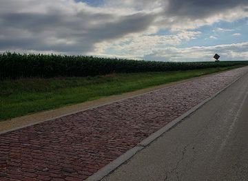 illinois/northwestern-illinois/landmark/the-brick-road