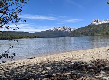 idaho/sawtooth-national-recreation-area/landmark/north-shore-picnic-area