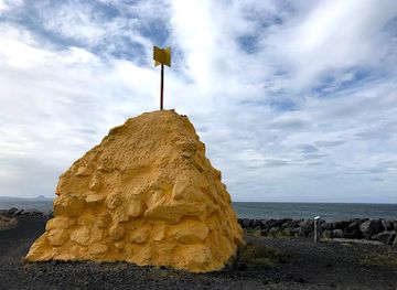 iceland/reykjanes-peninsula/landmark/suournesvaroa