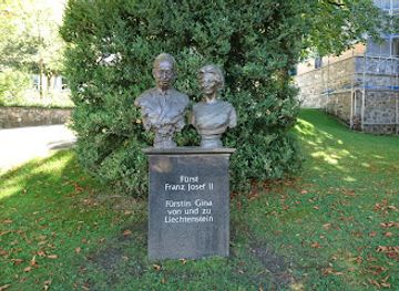 liechtenstein/furstin-gina-weg/landmark/buste-von-furst-franz-josef-ii-und-furstin-gina