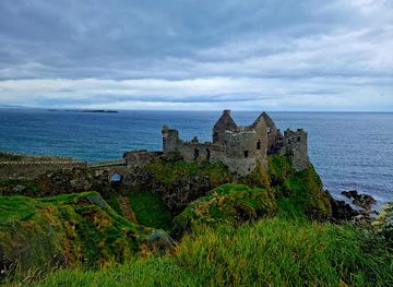 ireland/giant-s-causeway/landmark/dunluce-castle