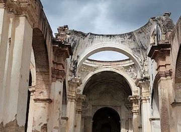 guatemala/guatemala-city/landmark/ruinas-de-la-antigua-catedral-metropolitana-de-santiago-de-los-caballeros-de-guatemala