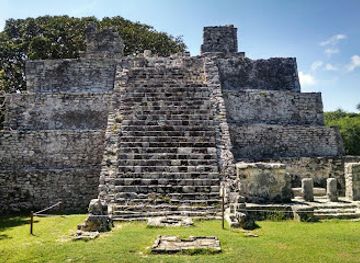 mexico/cancun/landmark/el-meco-archaeological-site