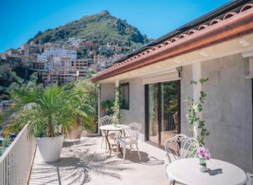 italy/taormina/landmark/taormina-skyline