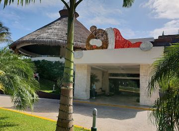 mexico/playa-del-carmen/playacar/landmark/xaman-ha-aviary
