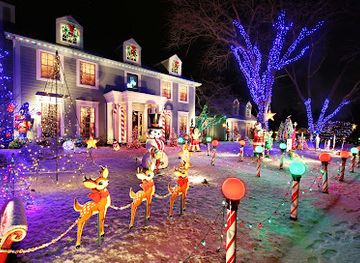 illinois/naperville/landmark/the-real-believe-house-christmas-display