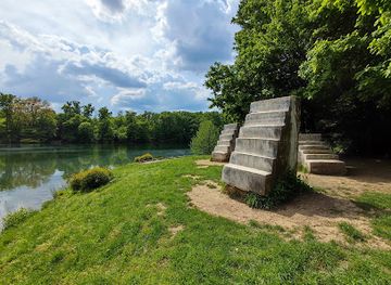 croatia/zagreb/maksimir-park/landmark/peto-jezero