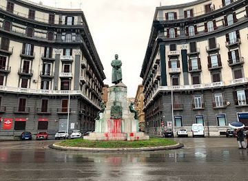 italy/naples/landmark/statua-di-umberto-i
