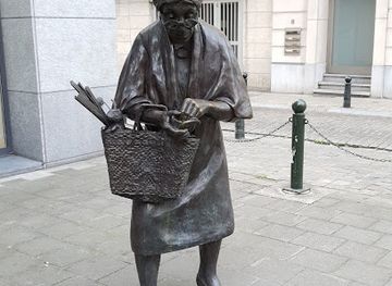 belgium/wallonia/landmark/sculpture-madame-chapeau