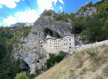 slovenia/postojna/landmark/postojna-castle-ruins-adelsberg-castle