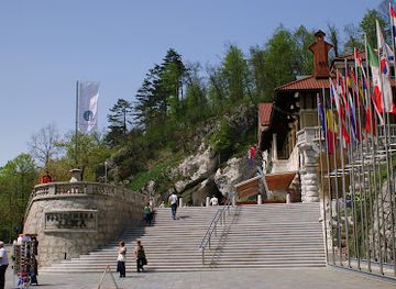 slovenia/postojna/landmark/postojna-cave-tiimncket-store
