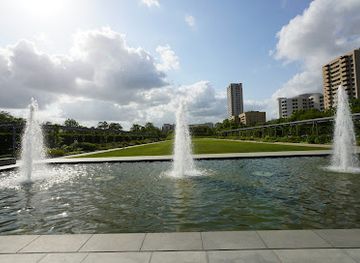 texas/houston/museum-district/landmark/mcgovern-garden-falls