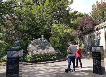 ireland/dublin/merrion-square/landmark/the-oscar-wilde-monument