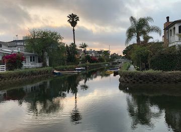 california/venice-beach/landmark/venice-canals-beach-access-path