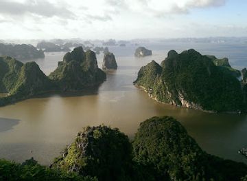 vietnam/ha-long-bay/landmark/poem-mountain