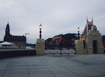 illinois/chicagoland/landmark/pullman-main-gate-and-gatehouse
