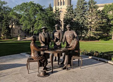 canada/winnipeg/osborne-village/landmark/famous-five-monument