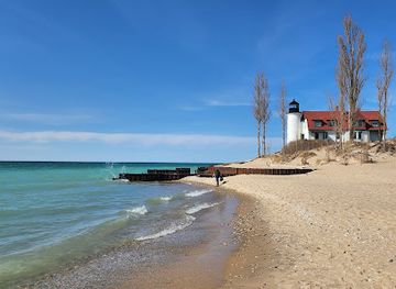michigan/sleeping-bear-dunes-national-lakeshore/landmark/point-betsie-lighthouse-beach