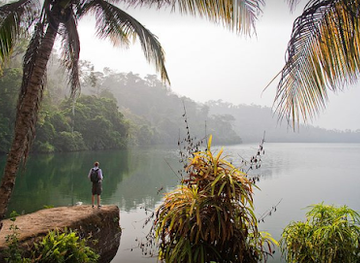 cameroon/forest-region/landmark/lake-barombi