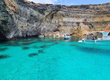 malta/blue-lagoon/landmark/l-ghar-ta-bla-saqaf-it-tieqa-taht-il-hnejja