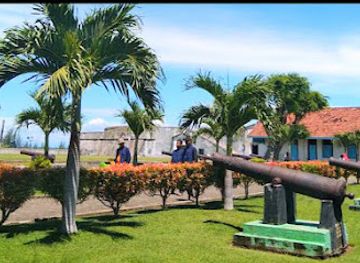 indonesia/bengkulu/landmark/rij-van-oude-kanonnen-bij-fort-bencoolen