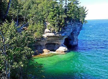 michigan/pictured-rocks-national-lakeshore/landmark/munising-visitors-bureau